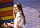 Cantora é criticada por mostrar abajur em formato de arma Cantora é criticada por mostrar abajur em formato de arma