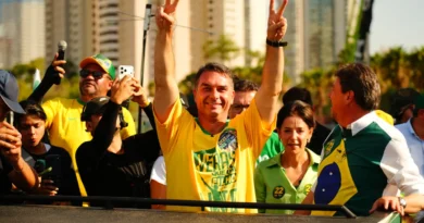 Flávio Bolsonaro lidera o primeiro turno e enfrentará Lula na decisão pela Presidência Flávio Bolsonaro lidera o primeiro turno e enfrentará Lula na decisão pela Presidência
