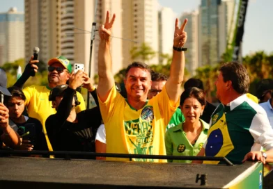 Flávio Bolsonaro lidera o primeiro turno e enfrentará Lula na decisão pela Presidência Flávio Bolsonaro lidera o primeiro turno e enfrentará Lula na decisão pela Presidência