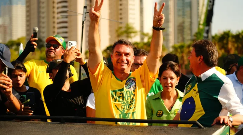 Flávio Bolsonaro lidera o primeiro turno e enfrentará Lula na decisão pela Presidência Flávio Bolsonaro lidera o primeiro turno e enfrentará Lula na decisão pela Presidência